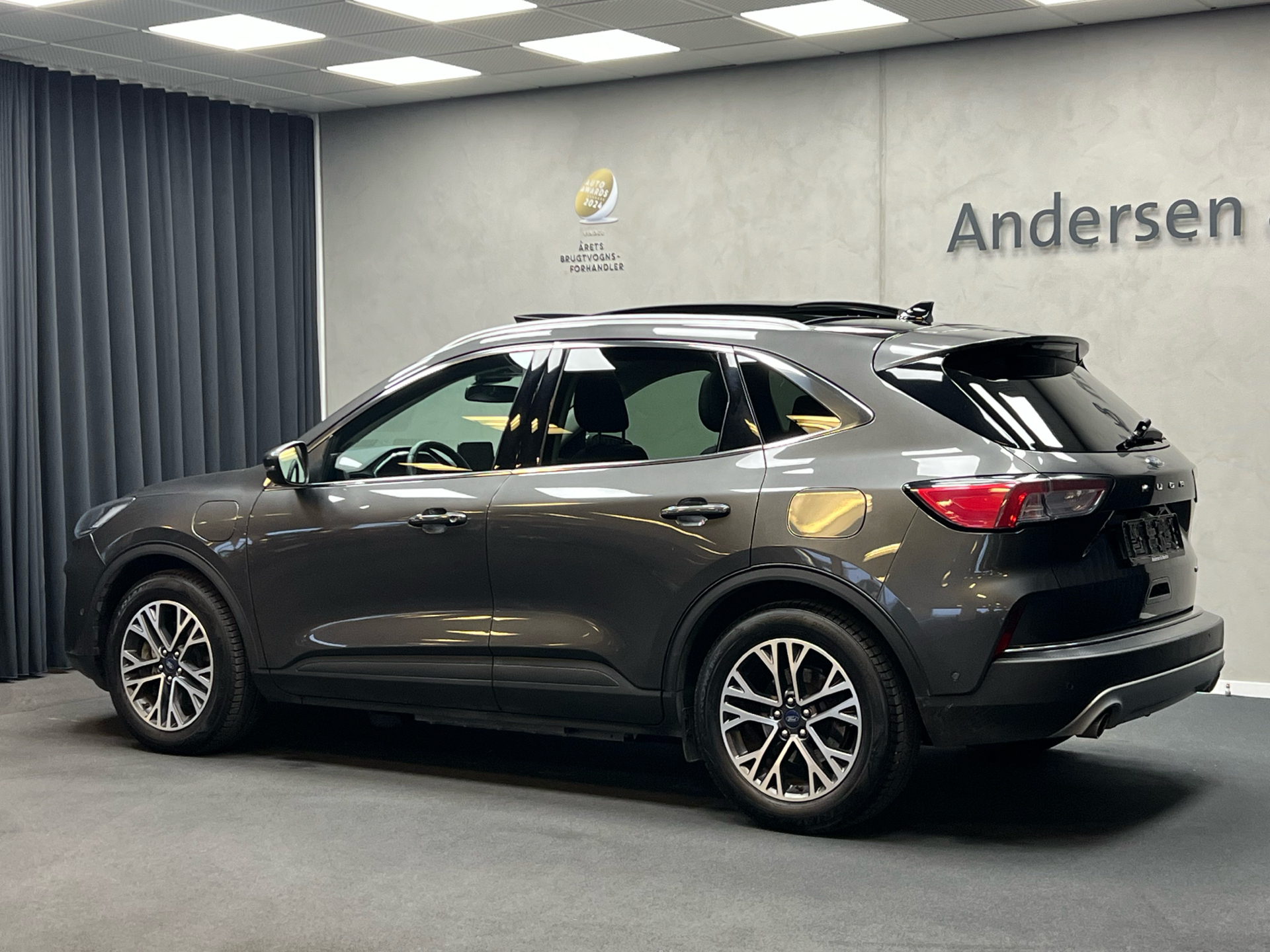 Grå Ford Kuga fra 2020