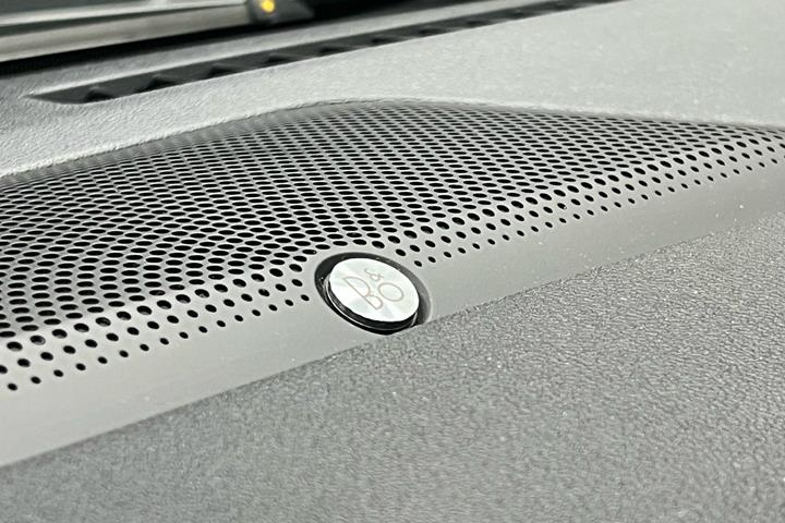 Grå Ford Kuga fra 2020 set indefra