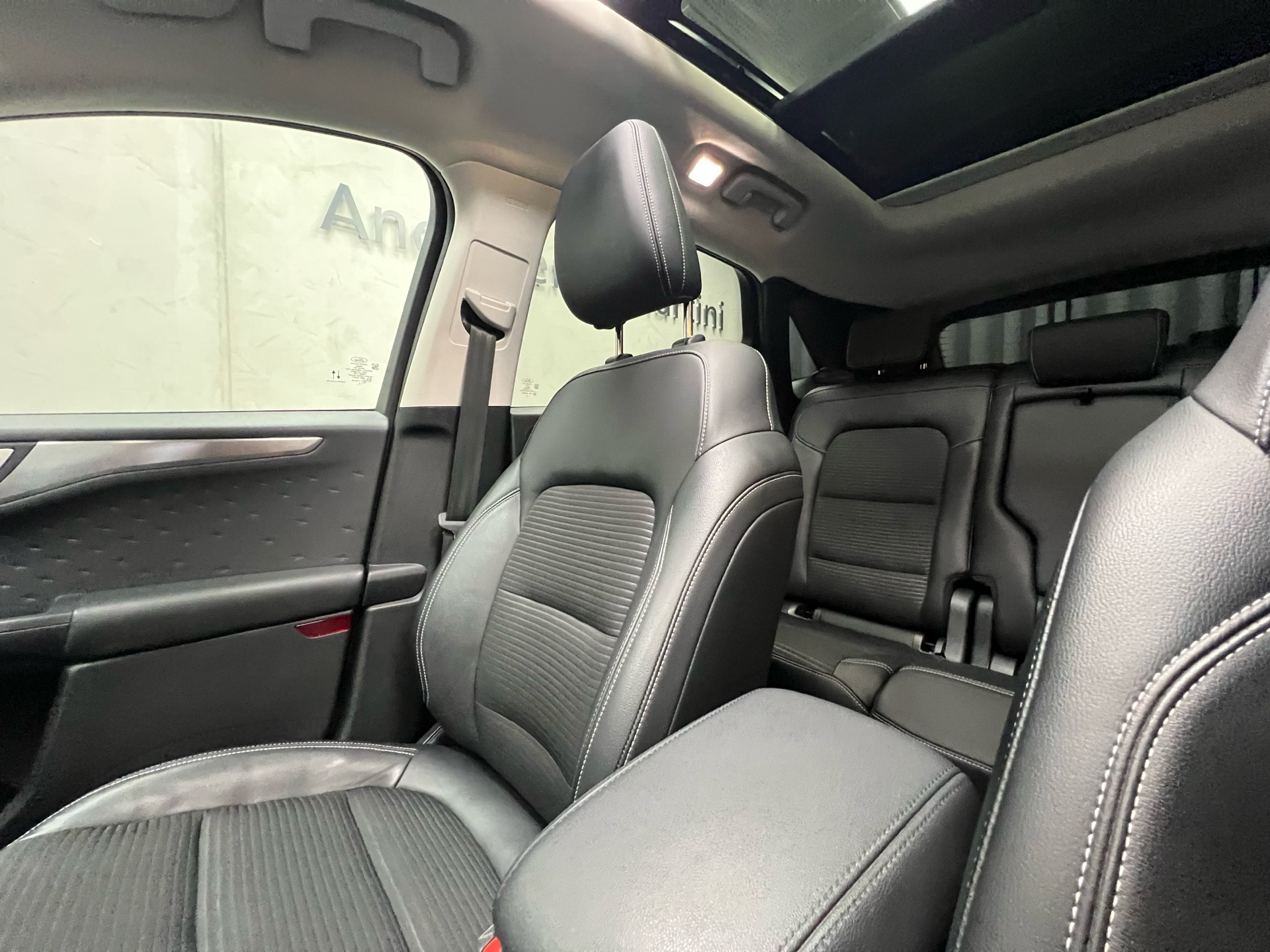 Grå Ford Kuga fra 2020