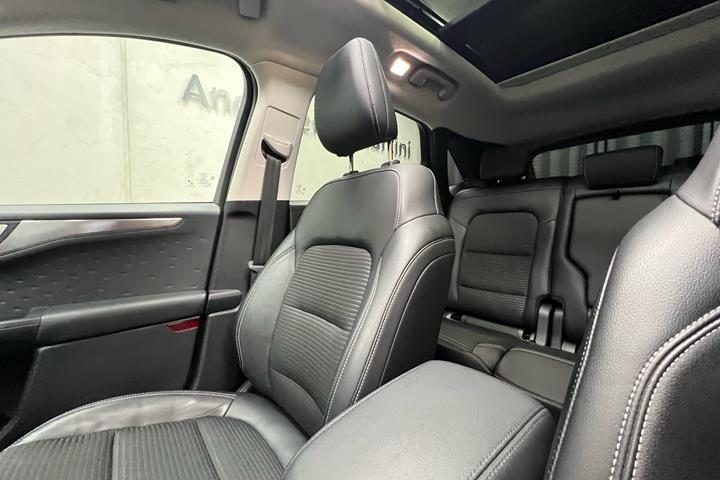 Grå Ford Kuga fra 2020
