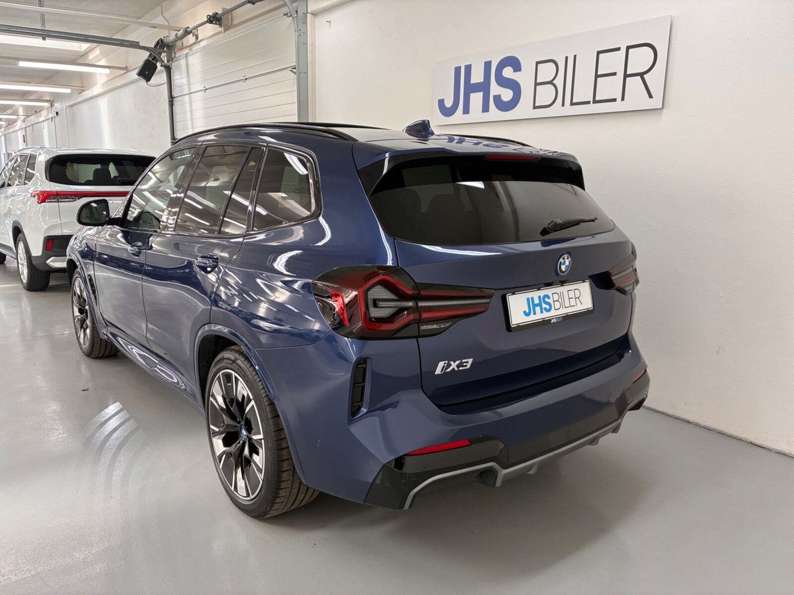 Blå BMW iX3 fra 2023