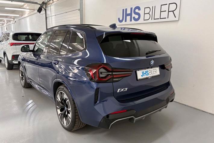 Blå BMW iX3 fra 2023