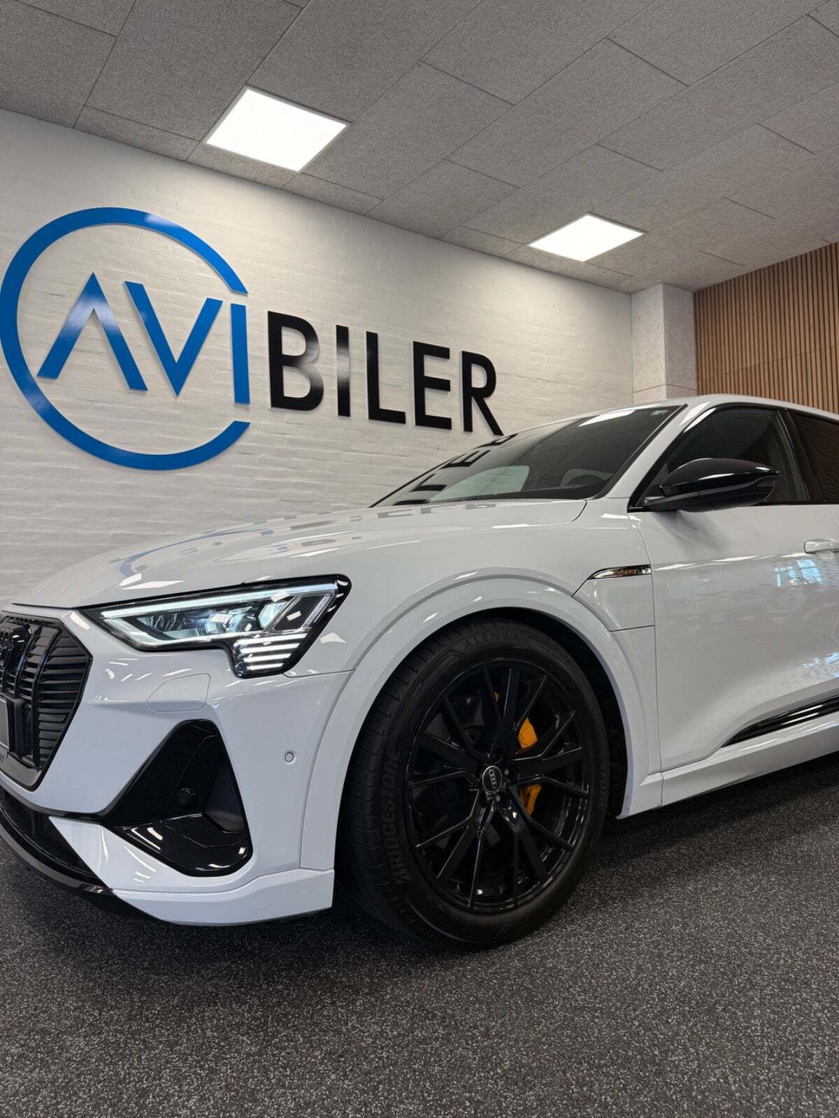 Hvid Audi e-tron fra 2022