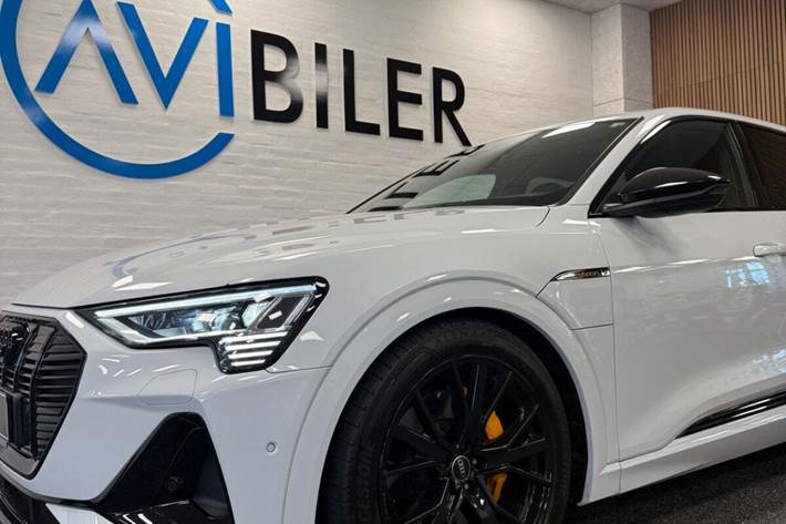 Hvid Audi e-tron fra 2022