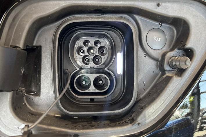 Sort Polestar 2 fra 2025