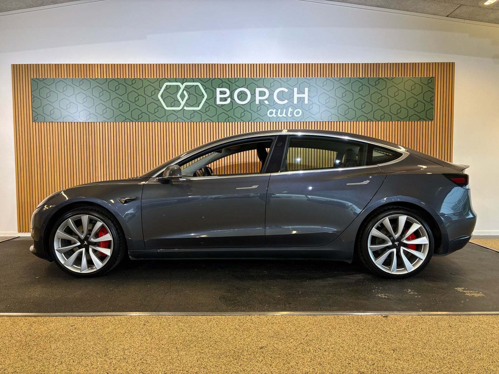 Grå Tesla Model 3 fra 2019