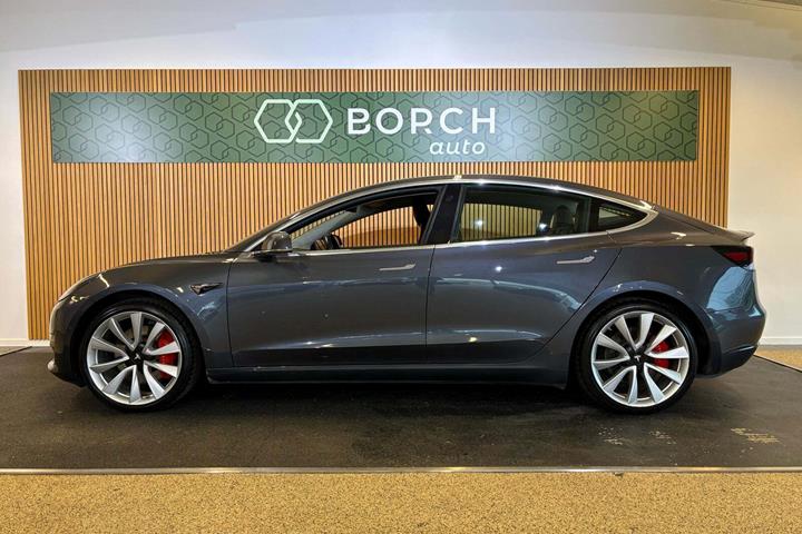 Grå Tesla Model 3 fra 2019