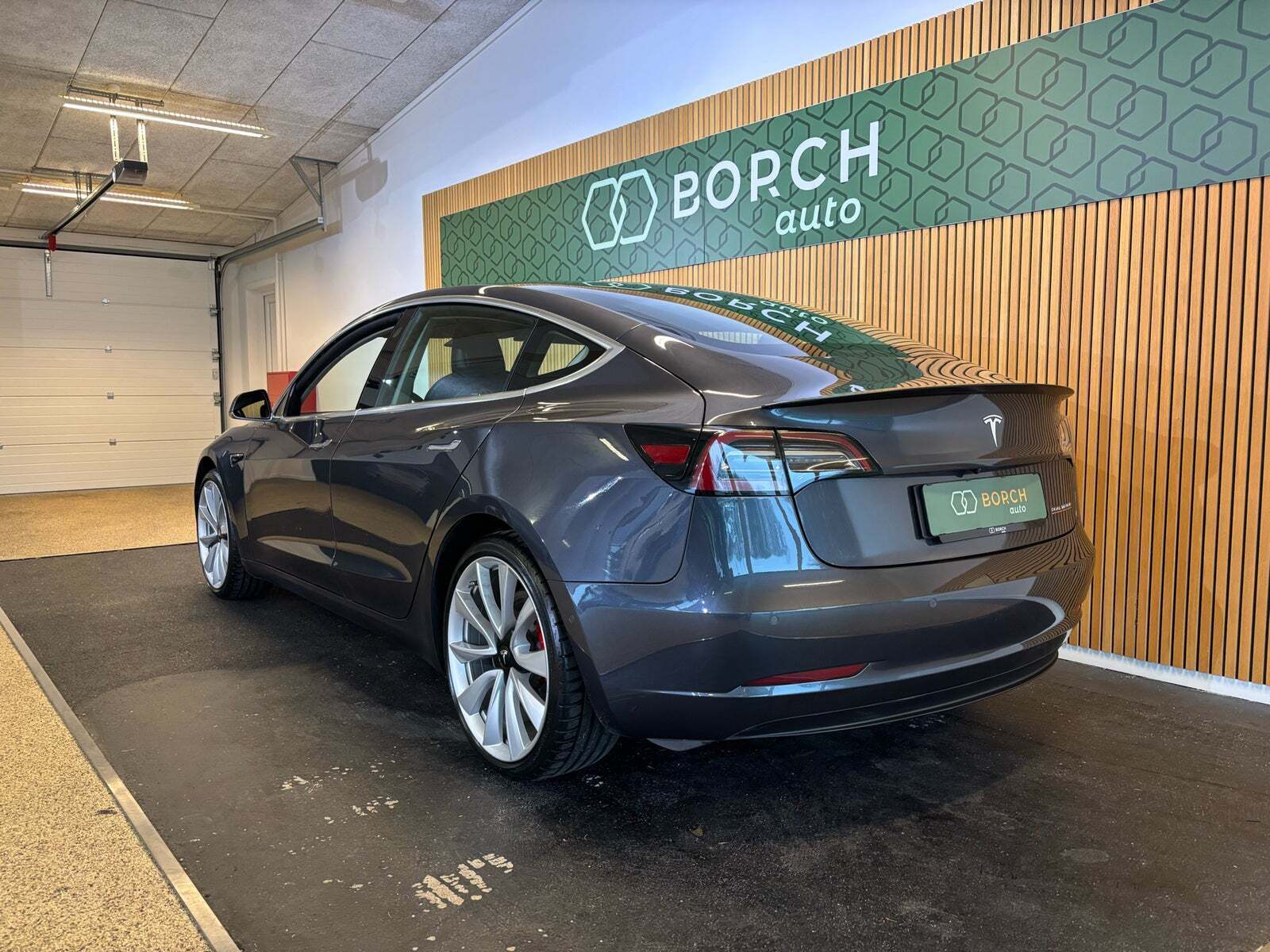 Grå Tesla Model 3 fra 2019
