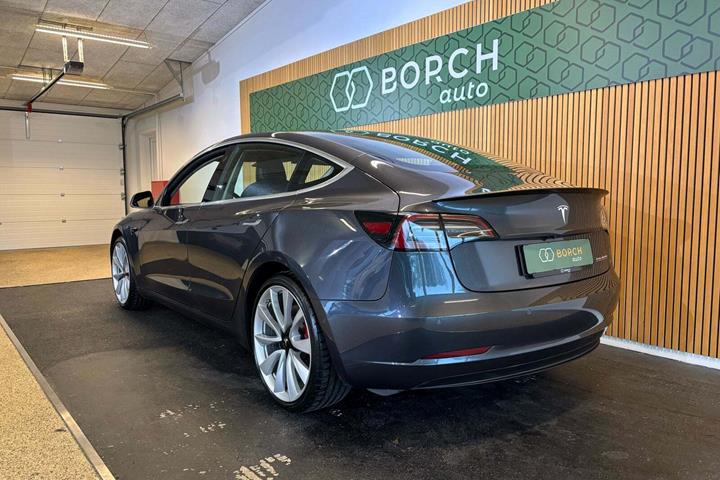 Grå Tesla Model 3 fra 2019