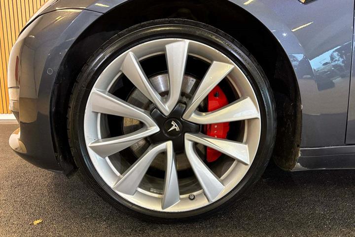 Grå Tesla Model 3 fra 2019