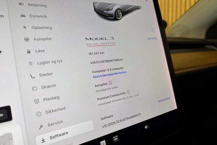 Grå Tesla Model 3 fra 2019