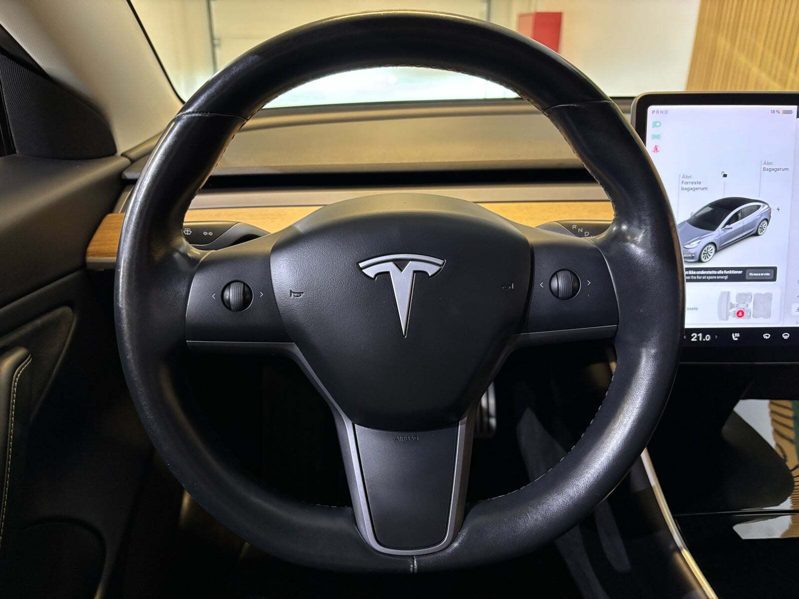Grå Tesla Model 3 fra 2019