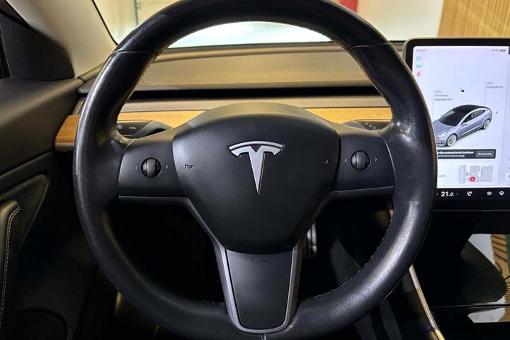 Grå Tesla Model 3 fra 2019