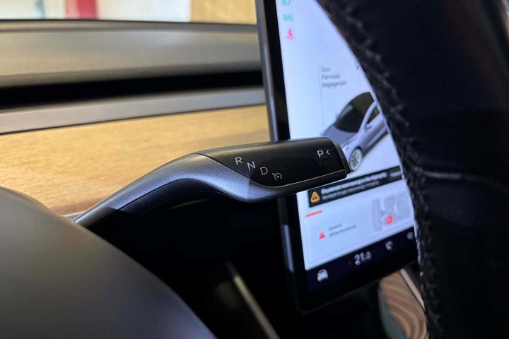 Grå Tesla Model 3 fra 2019
