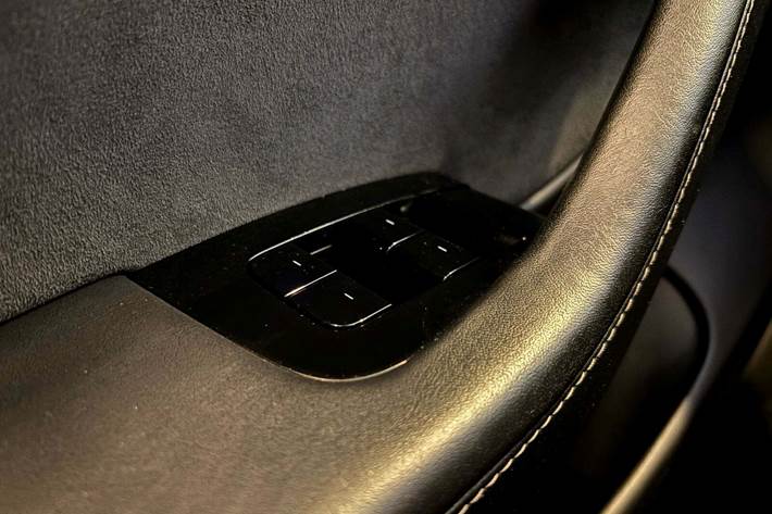 Grå Tesla Model 3 fra 2019