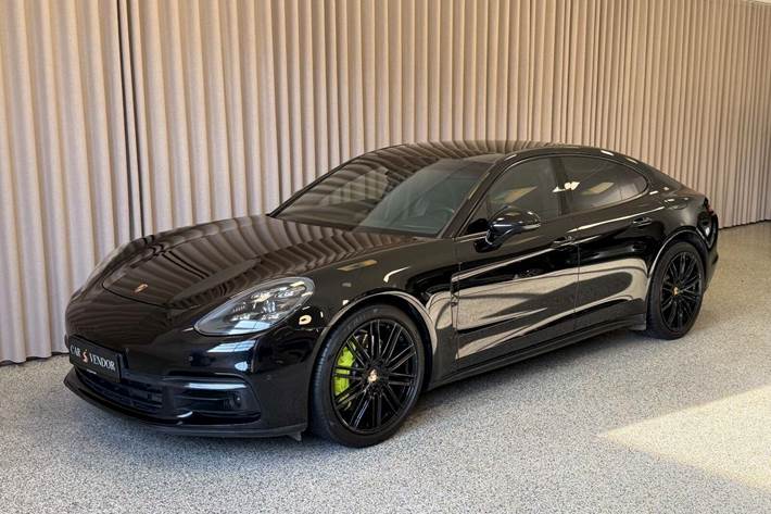 Sort Porsche Panamera 4 fra 2019
