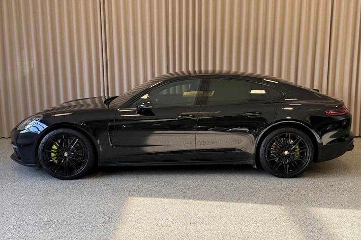 Sort Porsche Panamera 4 fra 2019