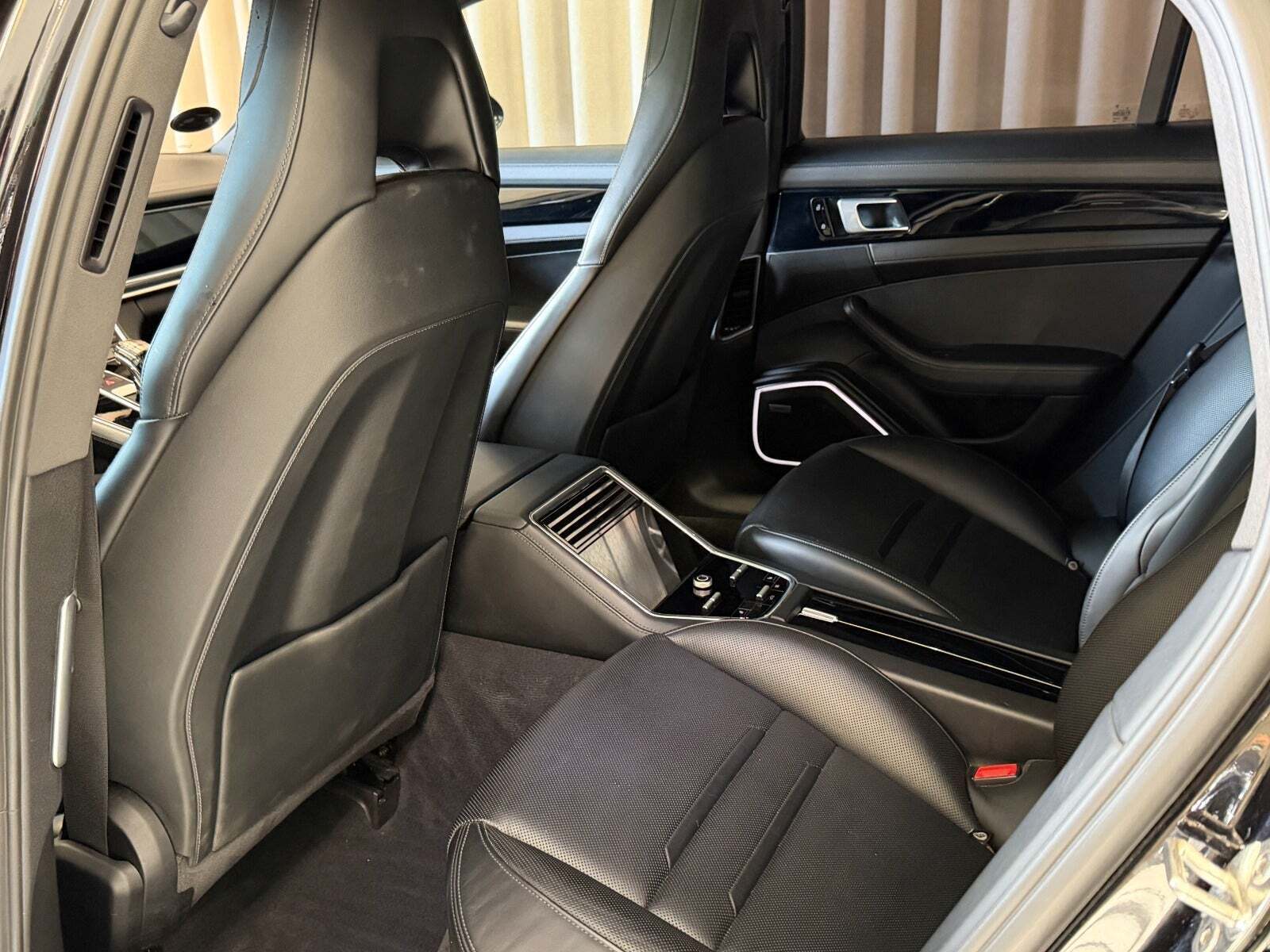 Sort Porsche Panamera 4 fra 2019