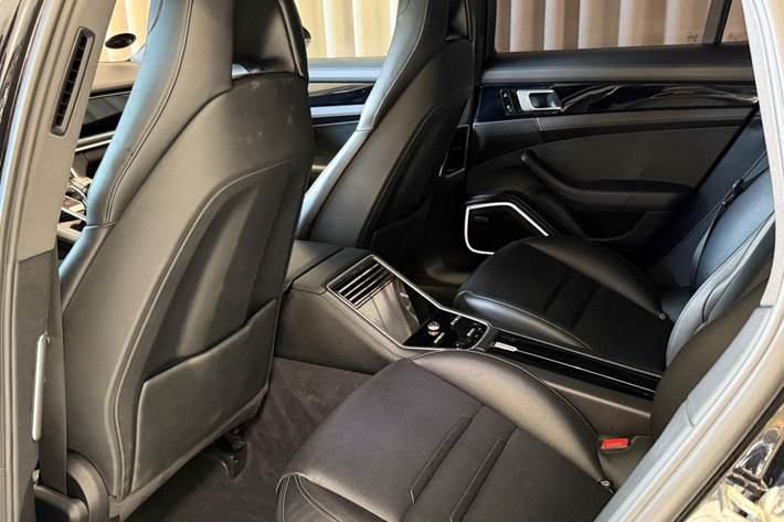 Sort Porsche Panamera 4 fra 2019