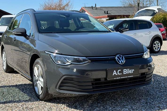 Grå VW Golf VIII fra 2022 set udefra