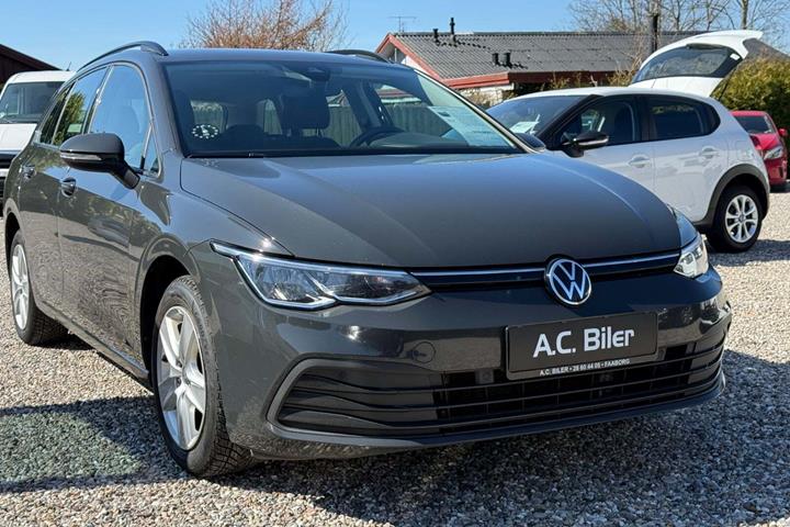 Grå VW Golf VIII fra 2022 set udefra