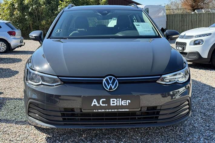 Grå VW Golf VIII fra 2022
