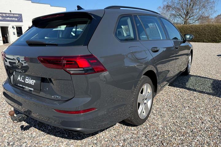 Grå VW Golf VIII fra 2022