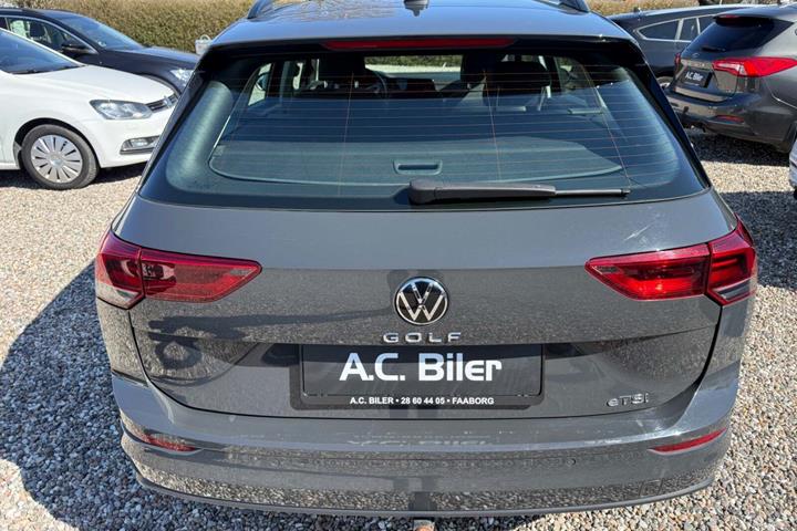 Grå VW Golf VIII fra 2022