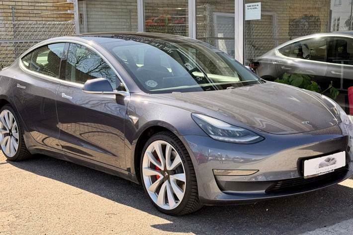 Grå Tesla Model 3 fra 2019 set udefra