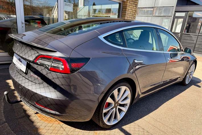 Grå Tesla Model 3 fra 2019