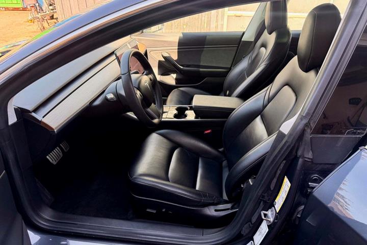 Grå Tesla Model 3 fra 2019