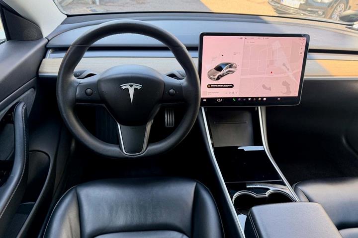 Grå Tesla Model 3 fra 2019