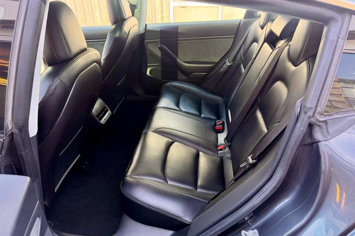 Grå Tesla Model 3 fra 2019