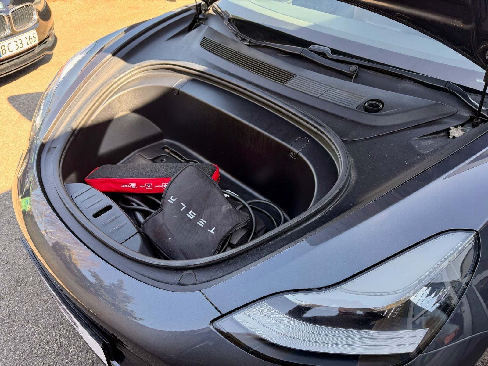 Grå Tesla Model 3 fra 2019