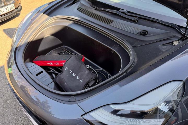 Grå Tesla Model 3 fra 2019
