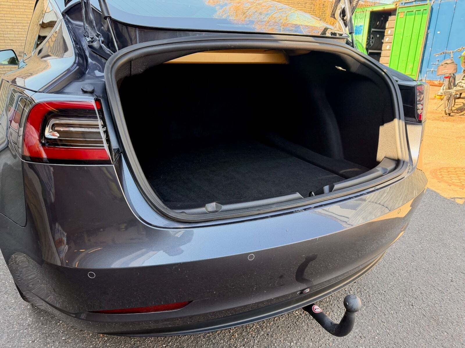 Grå Tesla Model 3 fra 2019