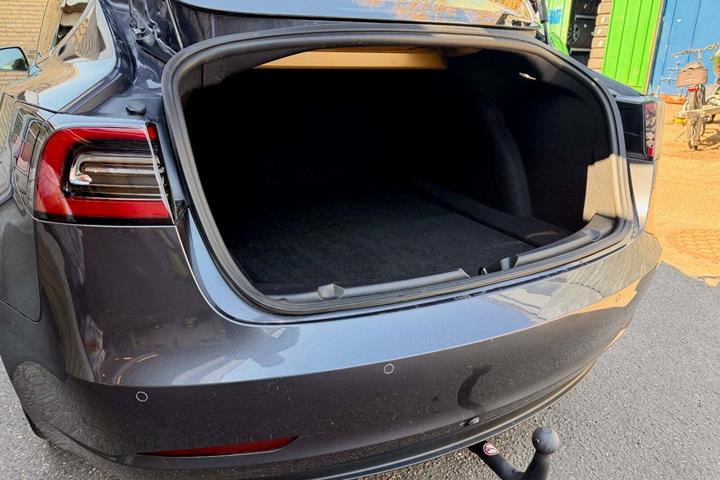 Grå Tesla Model 3 fra 2019