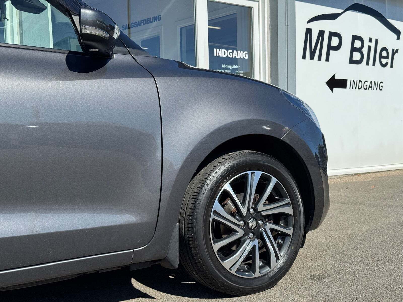 Grå Suzuki Swift fra 2021