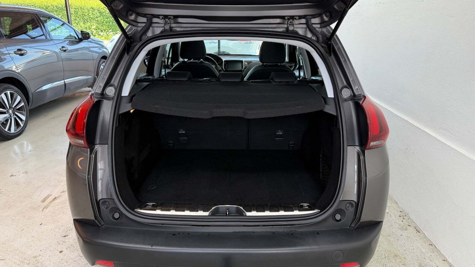 Grå Peugeot 2008 fra 2018