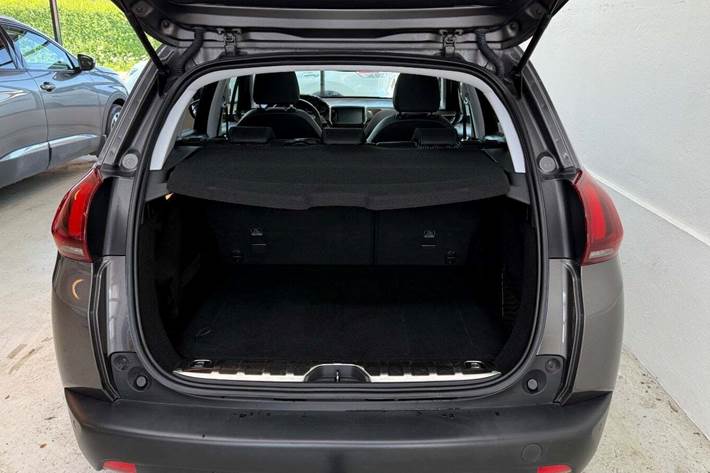 Grå Peugeot 2008 fra 2018