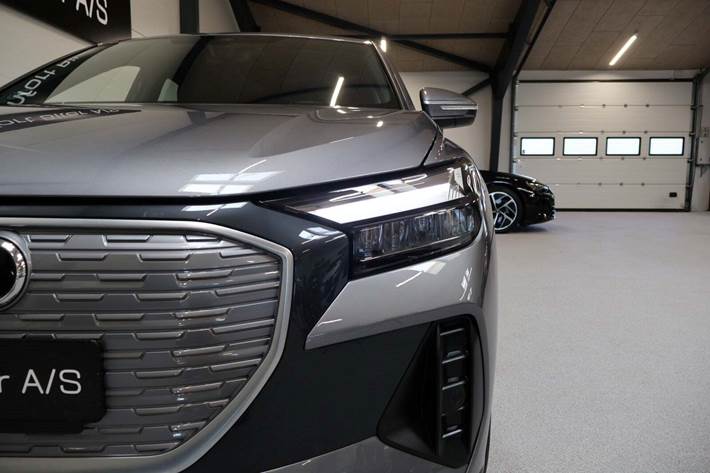 Grå Audi Q4 e-tron fra 2025