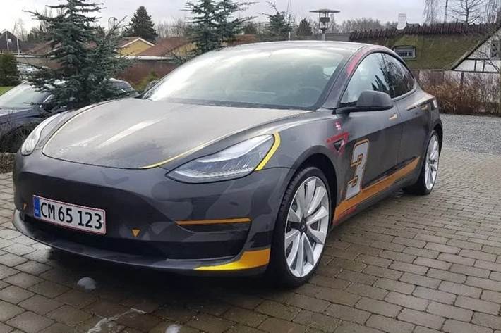 Hvid Tesla Model 3 fra 2019 set udefra