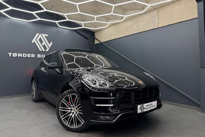 Sort Porsche Macan Turbo fra 2014