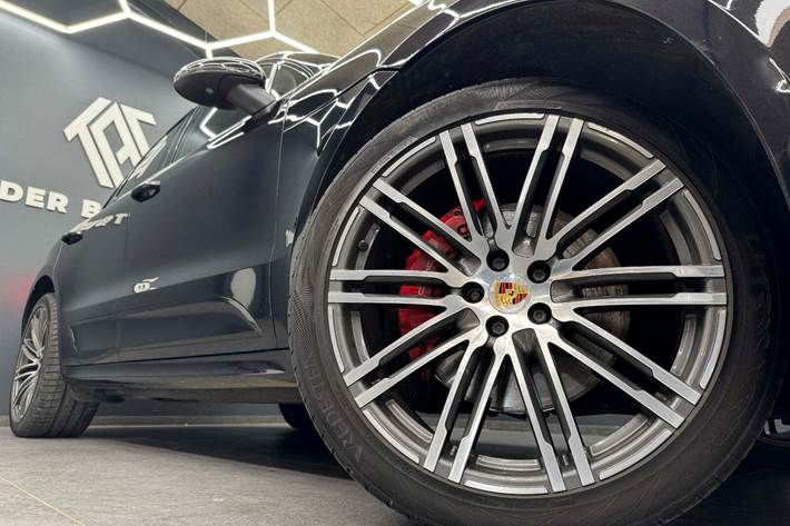 Sort Porsche Macan Turbo fra 2014