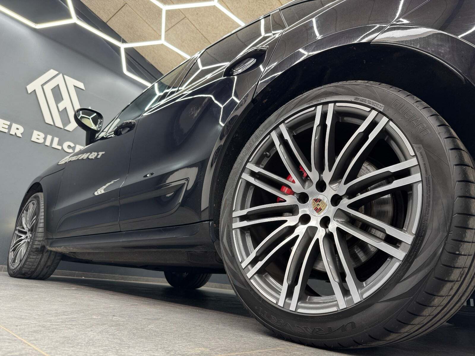 Sort Porsche Macan Turbo fra 2014