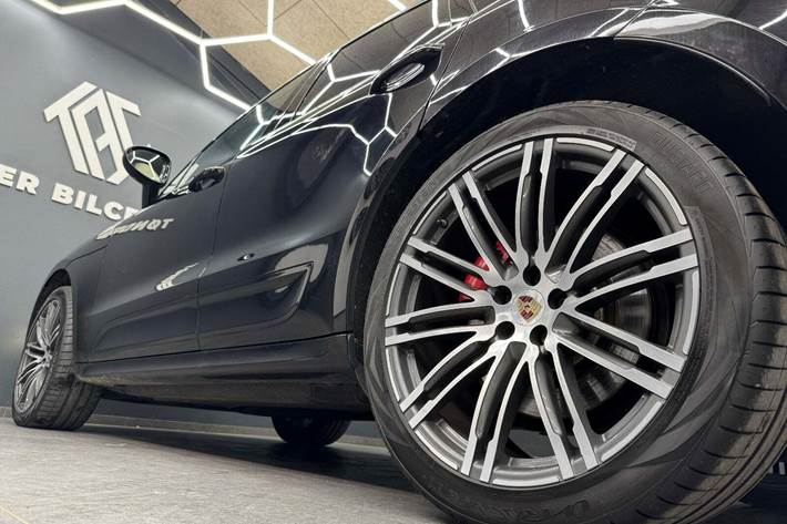 Sort Porsche Macan Turbo fra 2014