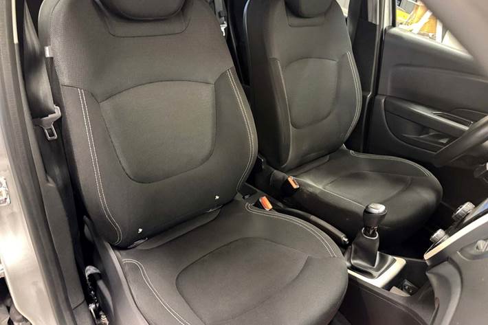 Sølv Renault Captur fra 2019