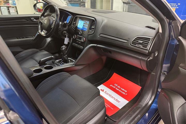 Blå Renault Megane IV fra 2017