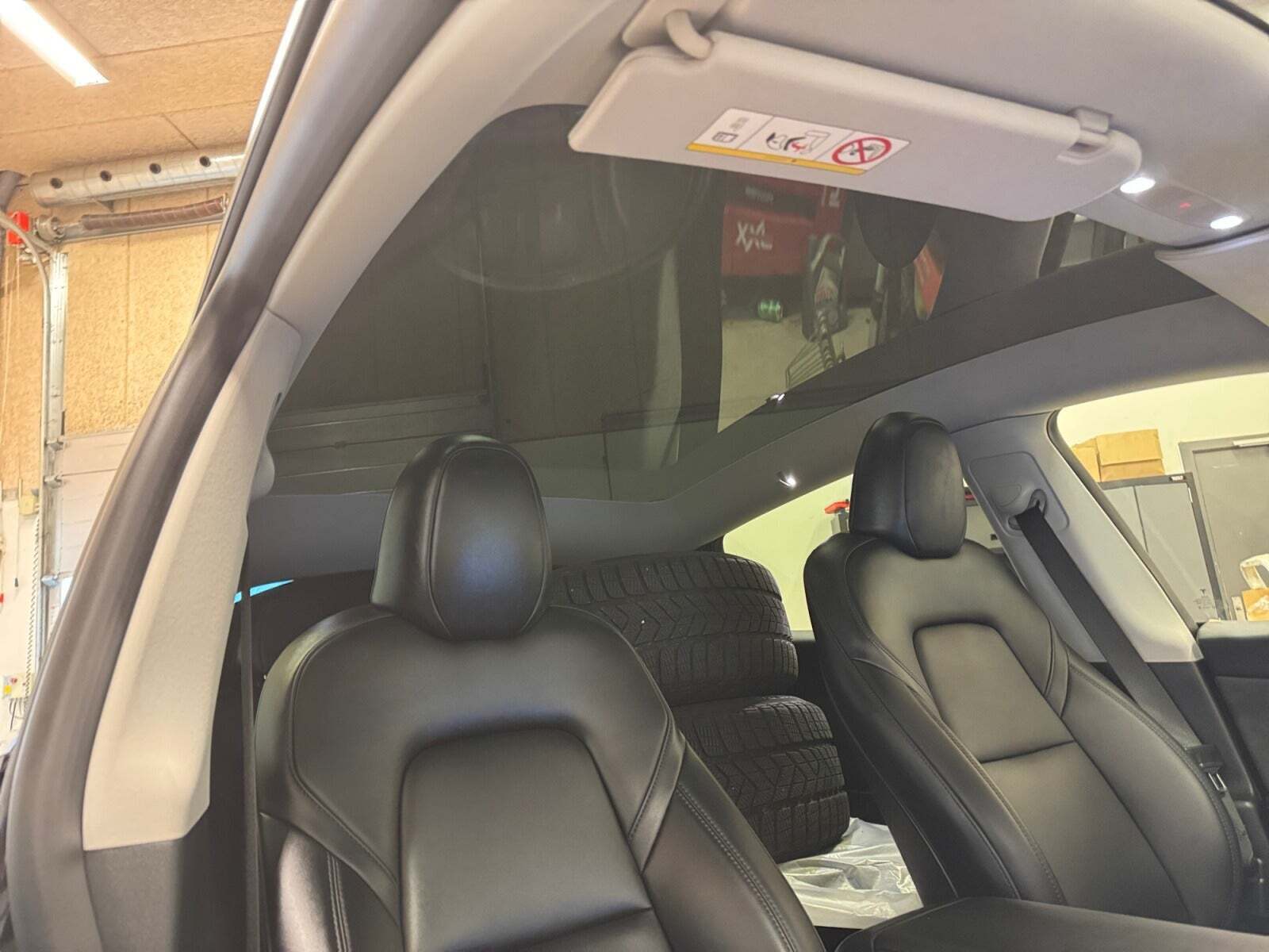 Sort Tesla Model Y fra 2023