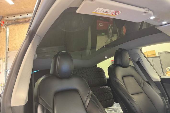 Sort Tesla Model Y fra 2023